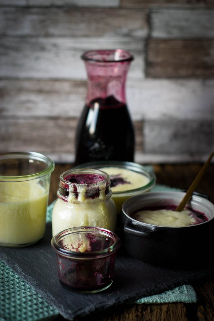 Einfaches Rezept für Grießbrei mit Fliederbeersaft