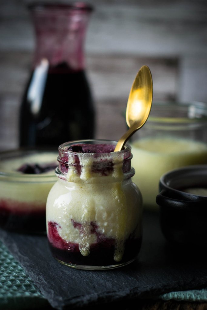 Einfaches Rezept für Grießbrei mit Fliederbeersaft
