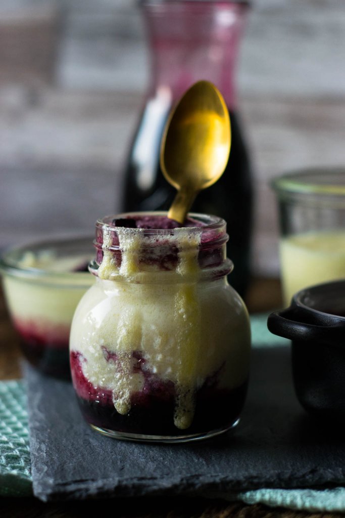 Grieß und Fliederbeersaft kochen