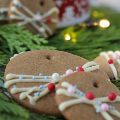 Mit Loch und hübsch verziert kann man sie nicht nur essen, sondern kann sie an einem Faden auch als Christbaumdeko verwenden