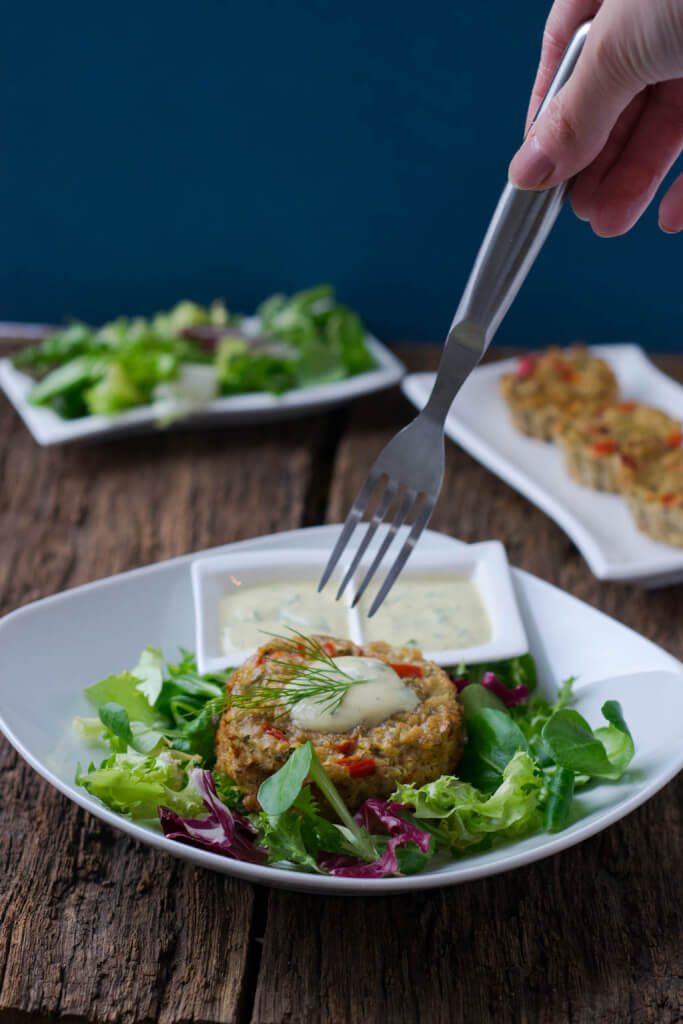 Low carb Thunfisch Frikadellen mit Honig-Senf Dip auf dem Ofen Low carb Thunfisch Frikadellen mit Honig-Senf Dip auf dem Ofen