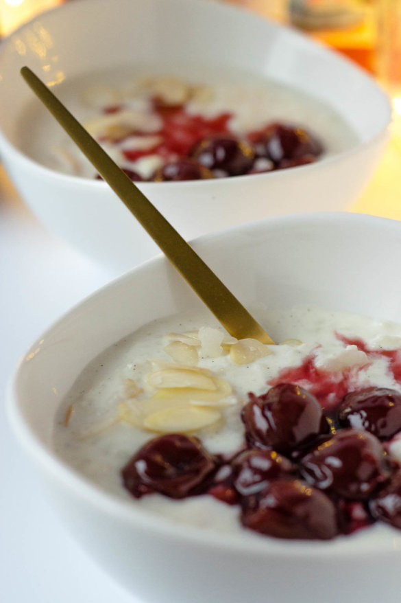 Sahne Milchreis mit heißen Kirschen oder auch Ris à la mande