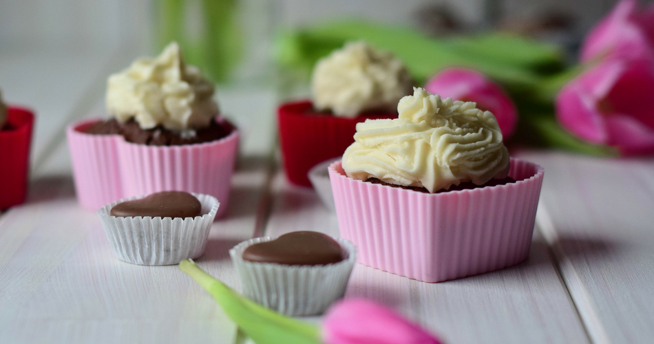 Schoko Cupcakes mit Frosting aus weißer Schokolade