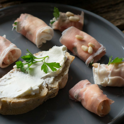 Tolles Rezept für Nuss Brot und Parmaschinken Röllchen