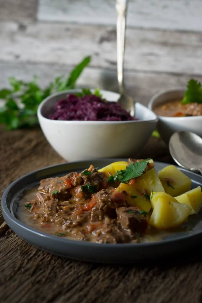 Gulasch mit Kartoffeln und Rotkohl