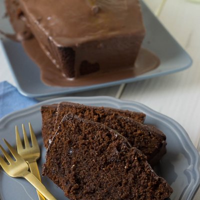 Einfach und lecker, dieser Schokokuchen ist fluffig und saftig