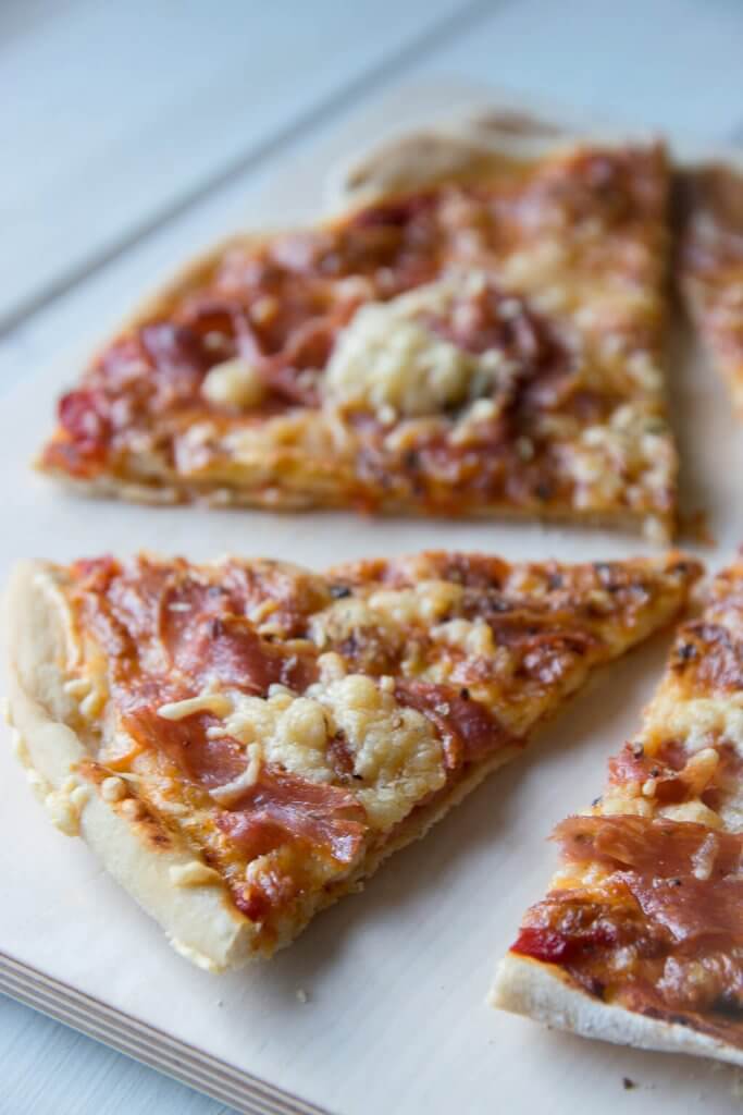 Super knusprige Dinkel Pizza ganz einfach selber machen