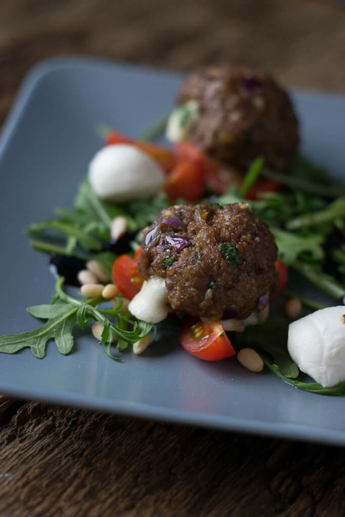 Mit Mozzarella gefüllte Hackbällchen als Fingerfood oder auf Salat - lecker