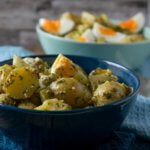 Kartoffelsalat mit Eiern und einer leckeren Senfvinaigrette. Das Rezept ist so einfach wie genial, schmeckt unglaublich lecker und passt perfekt zum Grillen