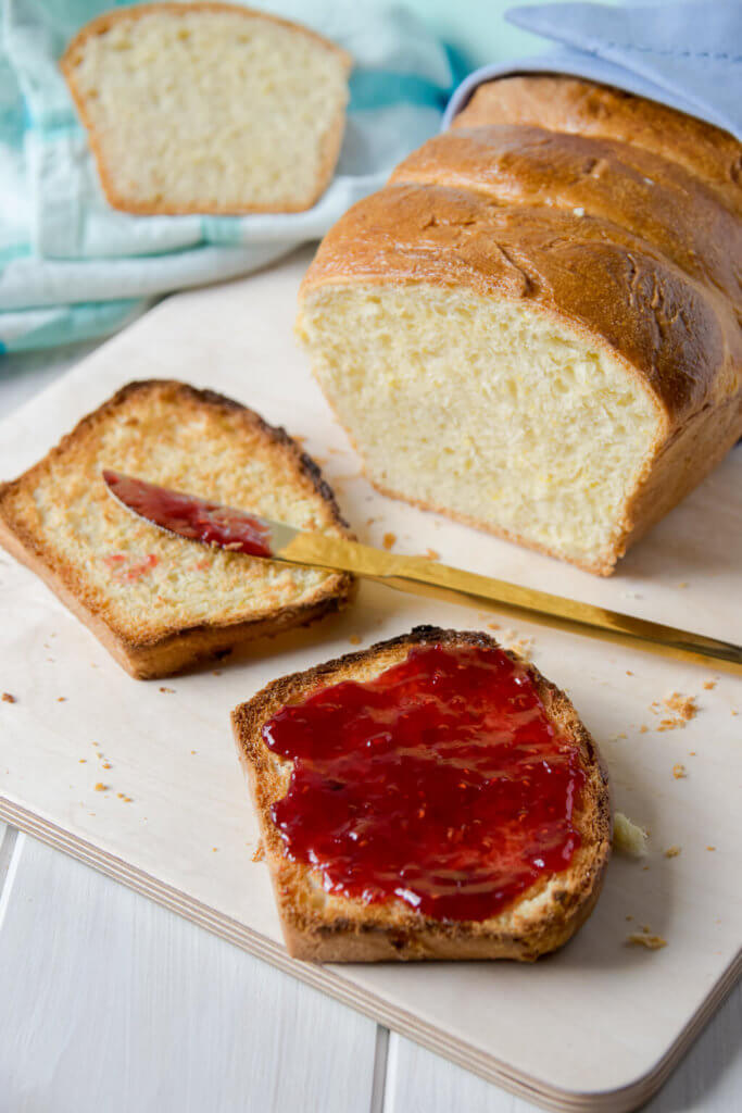 Toastbrot mit Marmelade zum Frühstück