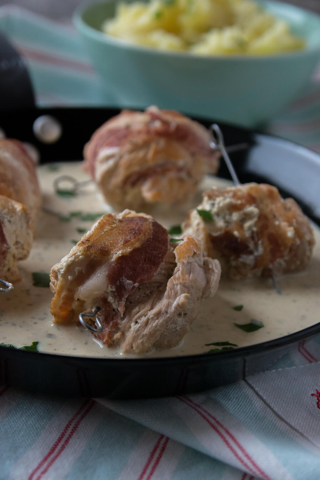 Knaller Rezept - Putenröllchen mit Speck und cremiger Frischkäsesauce