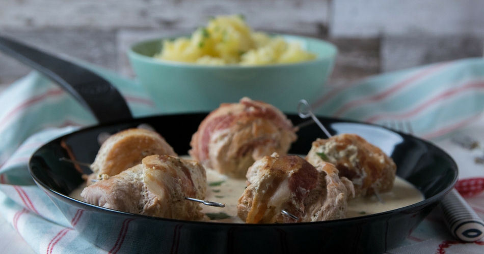 Putenröllchen in Speck gewickelt mit Frischkäsesauce und Kartoffelpüree