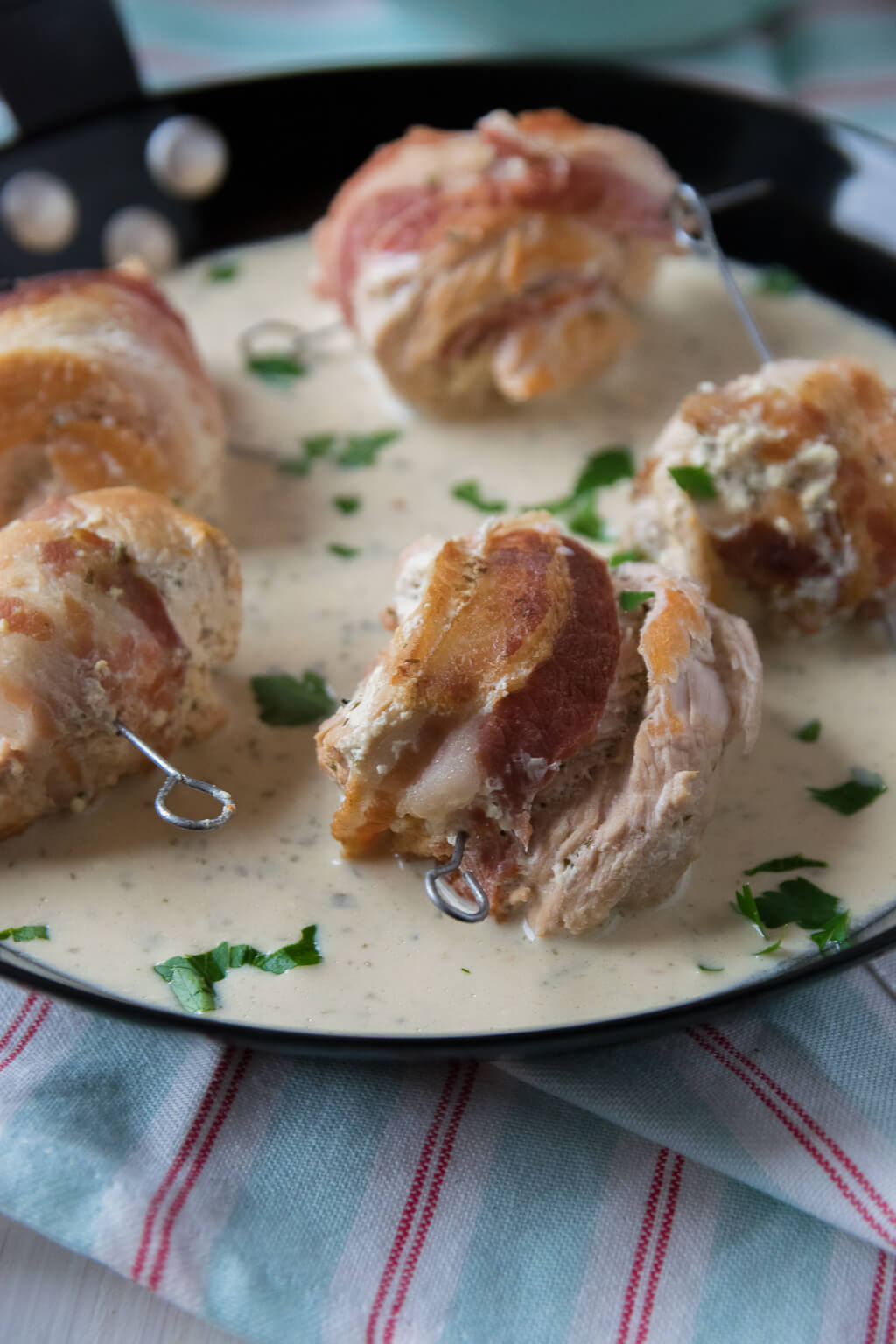 Knaller Rezept - Putenröllchen mit Speck und cremiger Frischkäsesauce