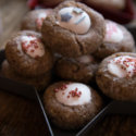 Zimtbällchen mit Haselnüssen und Zuckerdeko