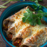 Überbackene Burritos mit Putenfleisch und frischem Koriander