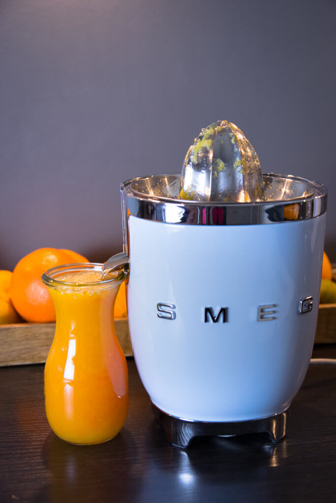 Ich liebe frisch gepressten Osaft mit der Saftpresse am Morgen