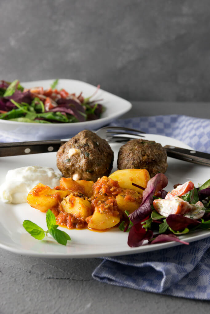 Ofenkartoffeln in Tomatensud und Biftiki aus dem Airfryer