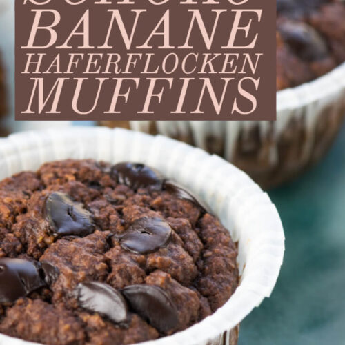 Die Schoko Banane Haferflocken Muffins als vegane Variante zum Frühstück Die Schoko Banane Haferflocken Muffins lassen sich auch wunderbar vegan zubereiten. In dem Fall könnt ihr das Ei einfach weglassen, pflanzliche z.B. Mandelmilch verwenden und auch die Butter lässt sich super durch Kokosfett ersetzen. Die Schoko Drops von Xucker sind bereits für Veganer geeignet, wenn ihr keine liegen habt, könnt ihr diese natürlich auch durch vegane gehackte Schokolade ersetzen.