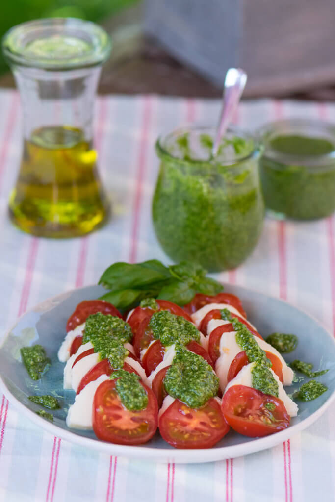 Basilikum Pesto auf Tomate Mozzarella