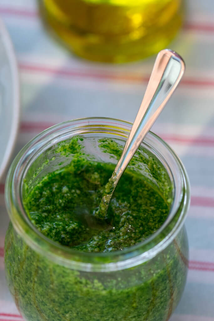 Pesto Liebe - so einfach macht man Basilikum Pesto selber