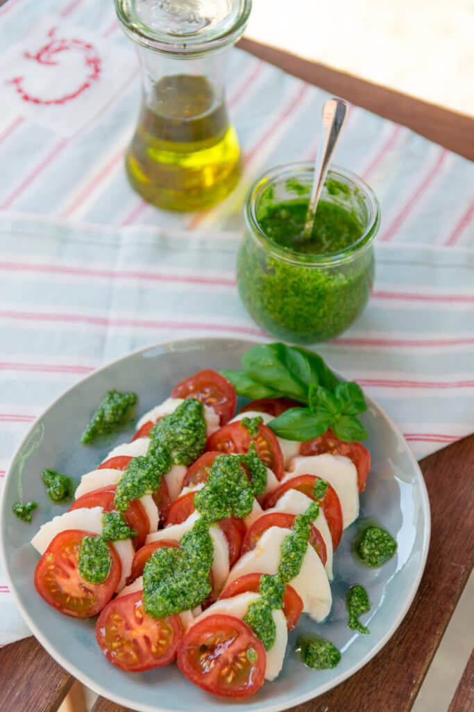 Sommerfeeling pur - So einfach und super lecker bereitet man grünes Pesto selber z