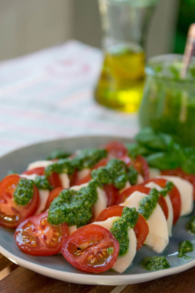 Basilikum Pesto und Tomate Mozzarella