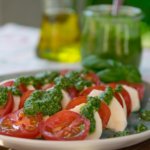 tomate mozzarella pesto salat