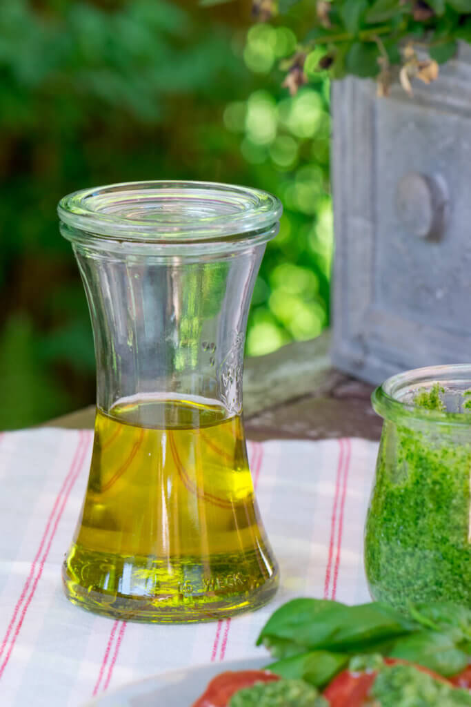 Olivenöl und Basilikum Pesto