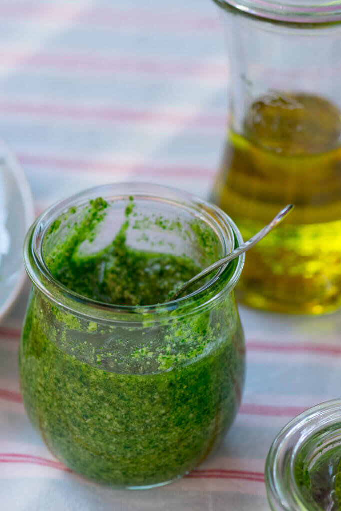 Super leckeres Basilikum Pesto selber machen - einfaches Rezept