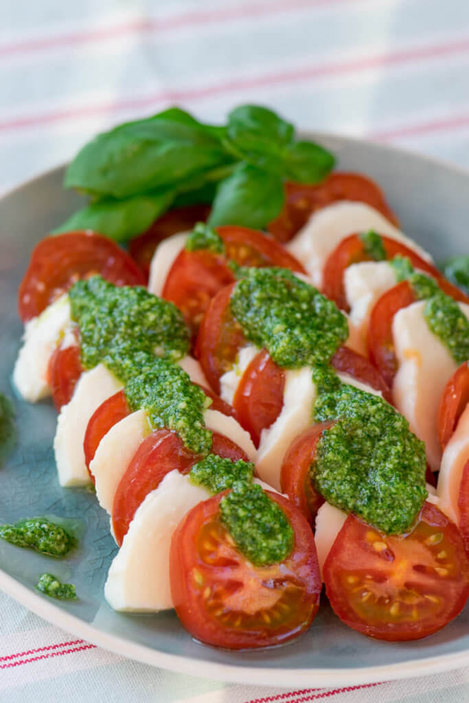 Tomaten-Mozzarella-Salat mit Basilikum-Pesto Rezept