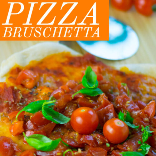Holt den Sommer auf den Tisch: mit Knobi und Basilikum gewürzter Tomaten-Mozzarella-Salat auf leckeren Dinkel Pizza-Fladen. Super kross!