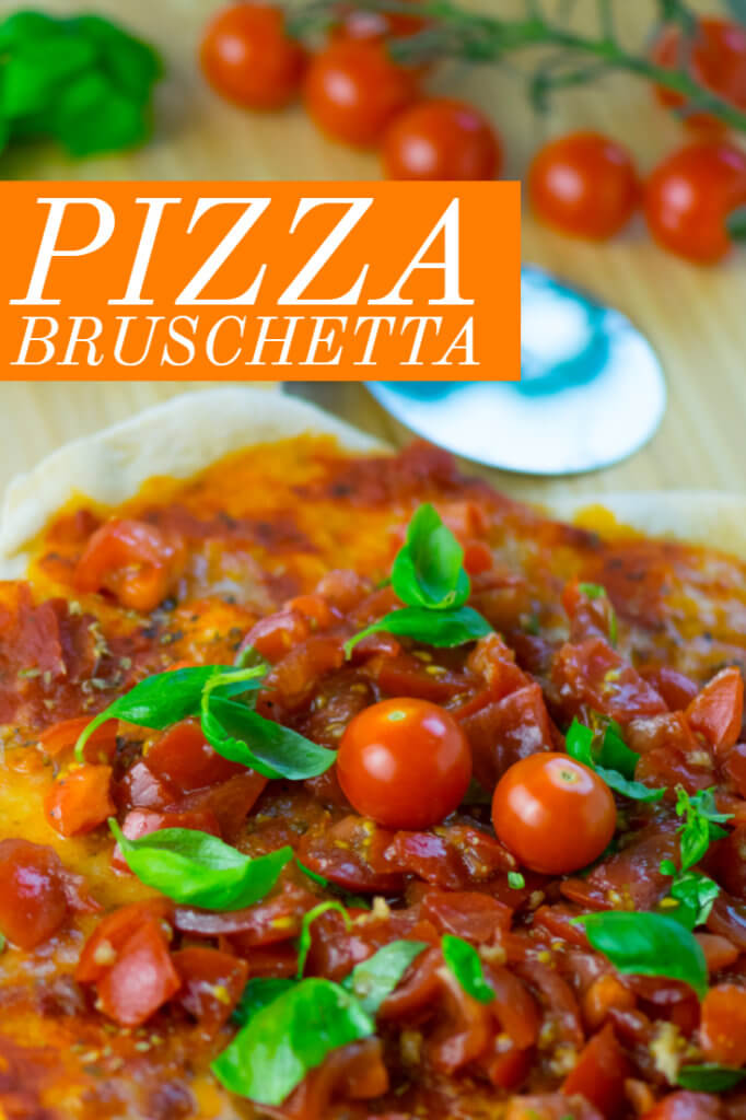 Holt den Sommer auf den Tisch: mit Knobi und Basilikum gewürzter Tomaten-Mozzarella-Salat auf leckeren Dinkel Pizza-Fladen. Super kross!