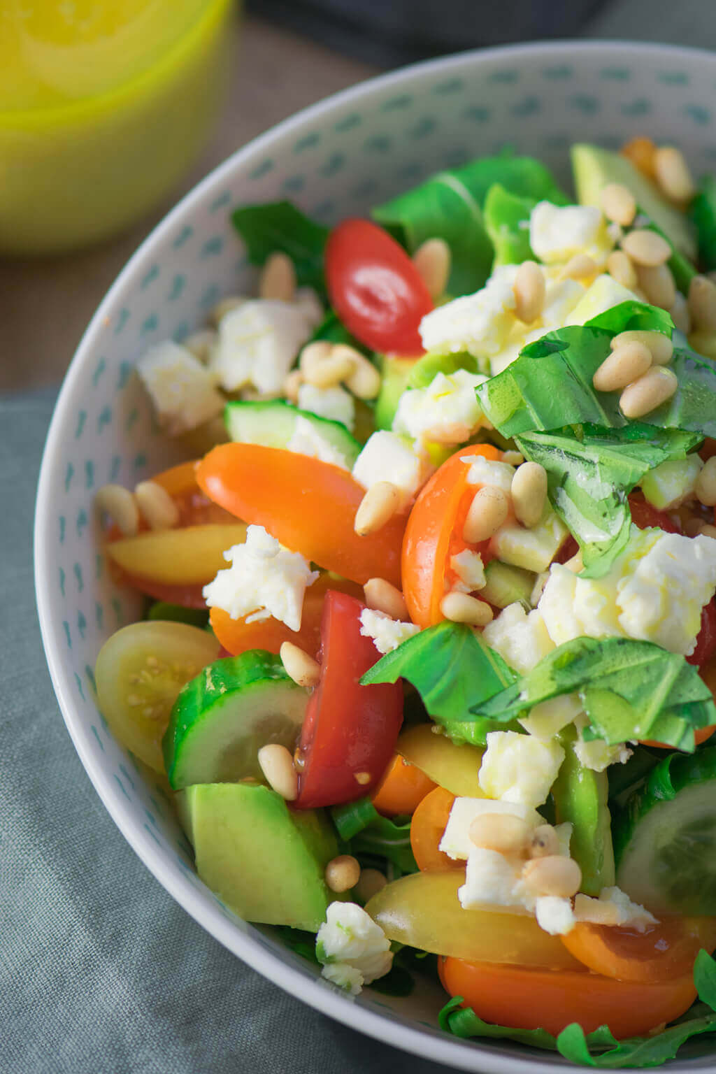 Avocado Feta Salat mit Rucola - schneller Salat für heiße Tage.