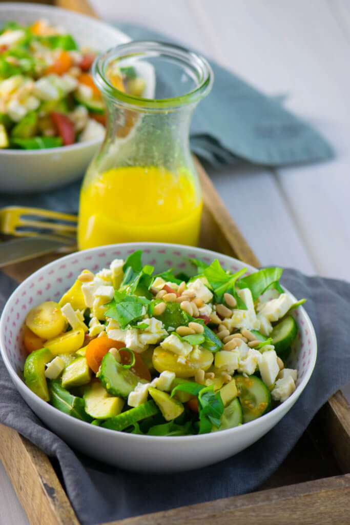 Avocado Feta Salat mit Rucola mit schneller Vinaigrette 