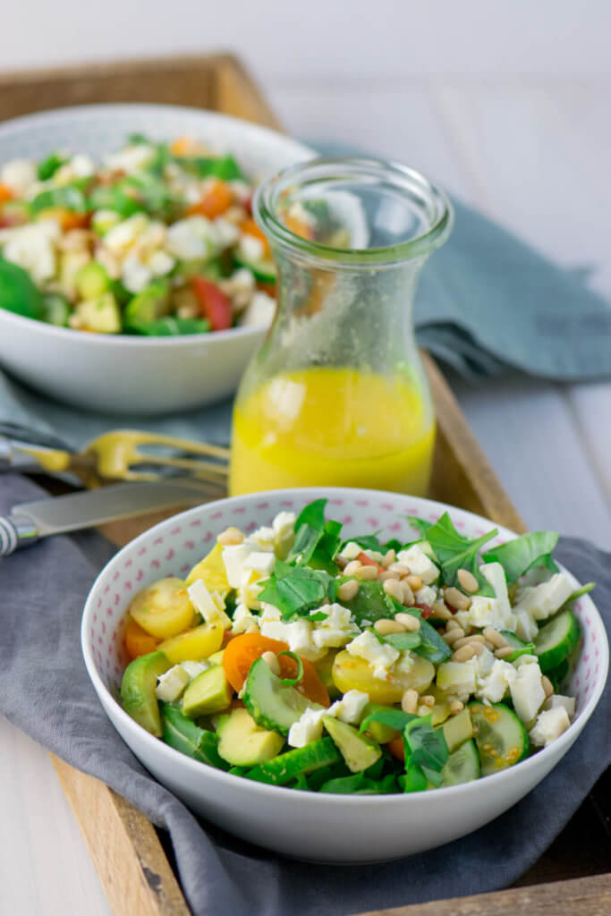 Avocado Feta Salat mit Rucola - schneller Salat für heiße Tage.