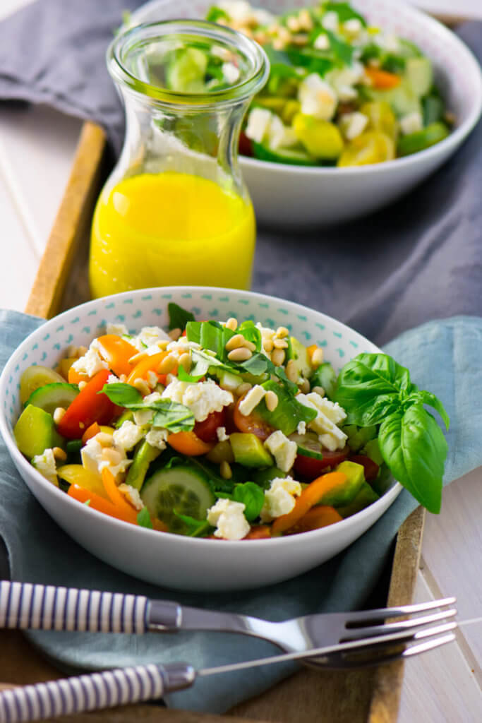 Avocado Feta Salat mit Rucola - schneller Salat für heiße Tage.
