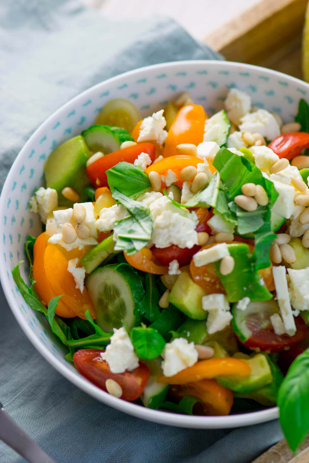 Avocado Feta Salat mit Rucola - schneller Salat für heiße Tage.