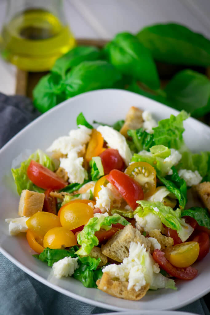 Sehr lecker und super einfach zuzubereiten - Brotsalat mit Mozzarella 