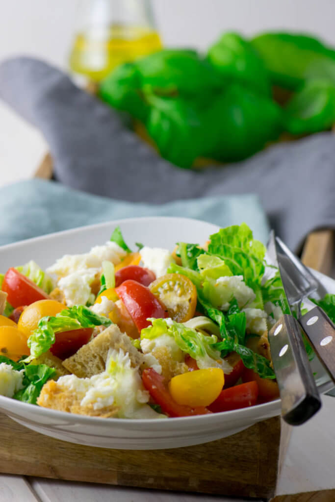 Einfacher Brotsalat mit Mozzarella - das Brot lässt sich wunderbar im Airfryer rösten