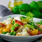 Einfacher Brotsalat mit Mozzarella - mega beliebtes & leckeres Rezept