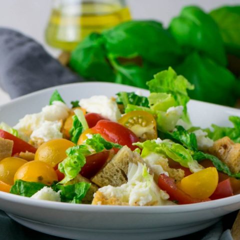 Einfacher Brotsalat mit Mozzarella - mega beliebtes & leckeres Rezept