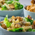 Der Caesar Pasta Salat ist perfekt als Mittag- oder Abendessen, aber natürlich auch eine super leckere Grillbeilage.
