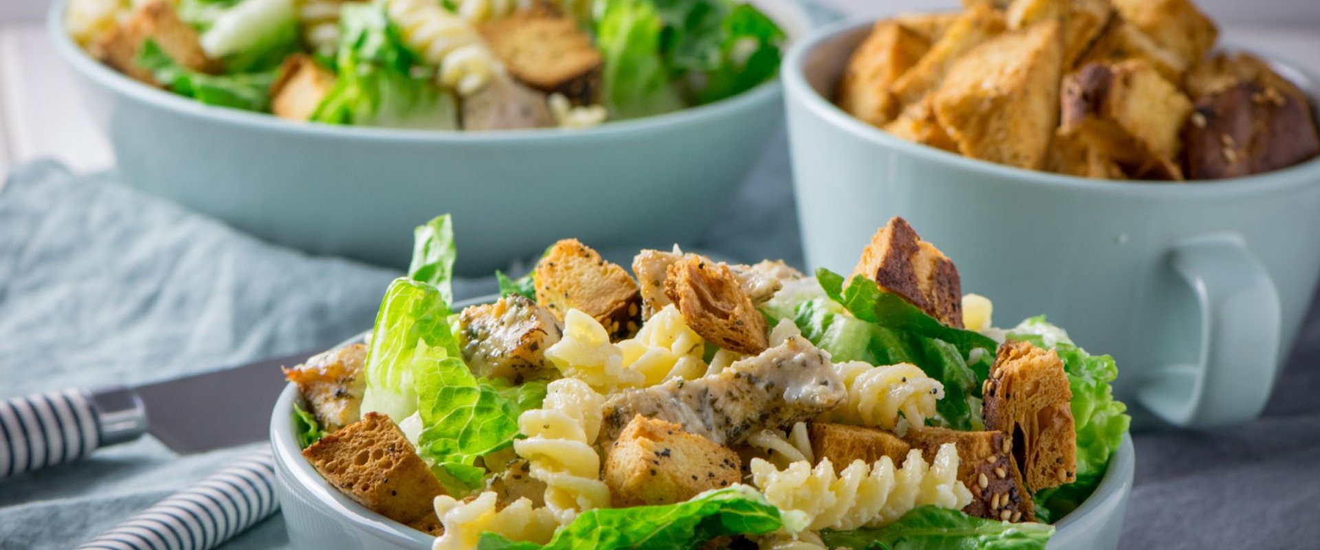 Der Caesar Pasta Salat ist perfekt als Mittag- oder Abendessen, aber natürlich auch eine super leckere Grillbeilage.