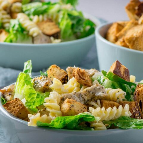 Der Caesar Pasta Salat ist perfekt als Mittag- oder Abendessen, aber natürlich auch eine super leckere Grillbeilage.