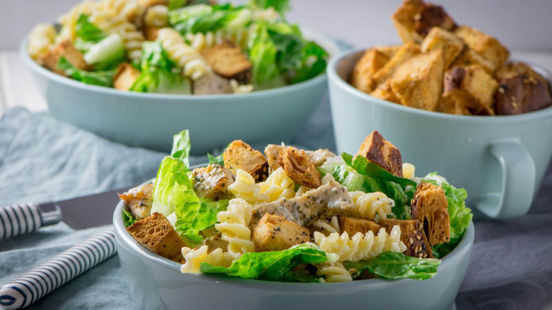 Der Caesar Pasta Salat ist perfekt als Mittag- oder Abendessen, aber natürlich auch eine super leckere Grillbeilage.