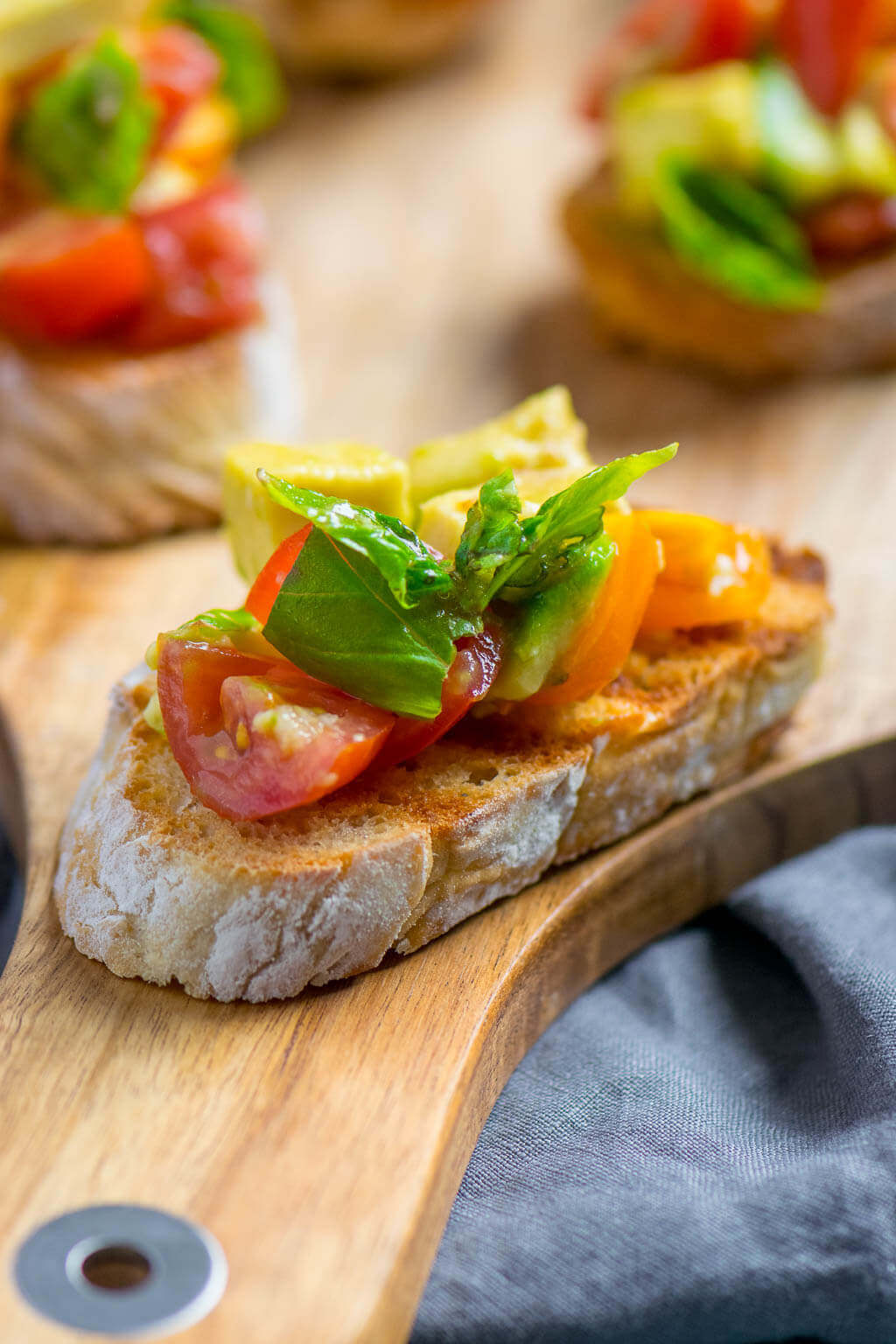 Avocado Bruschetta mit Tomaten - erfrischend &amp; lecker