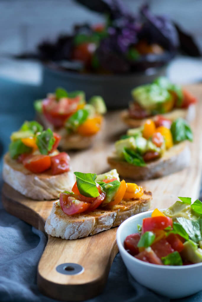 Bruschetta Variation mit Tomaten und Avocado