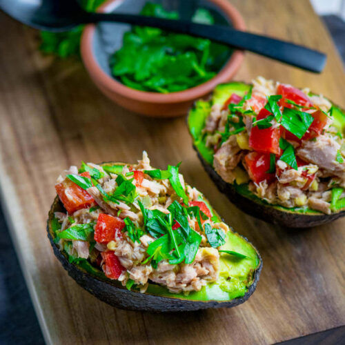 Sommerlicher Snack, Avocado, Petersilie und Tomaten