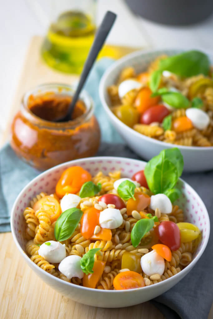 Pasta Rosso mit Basilikum und Mozzarella