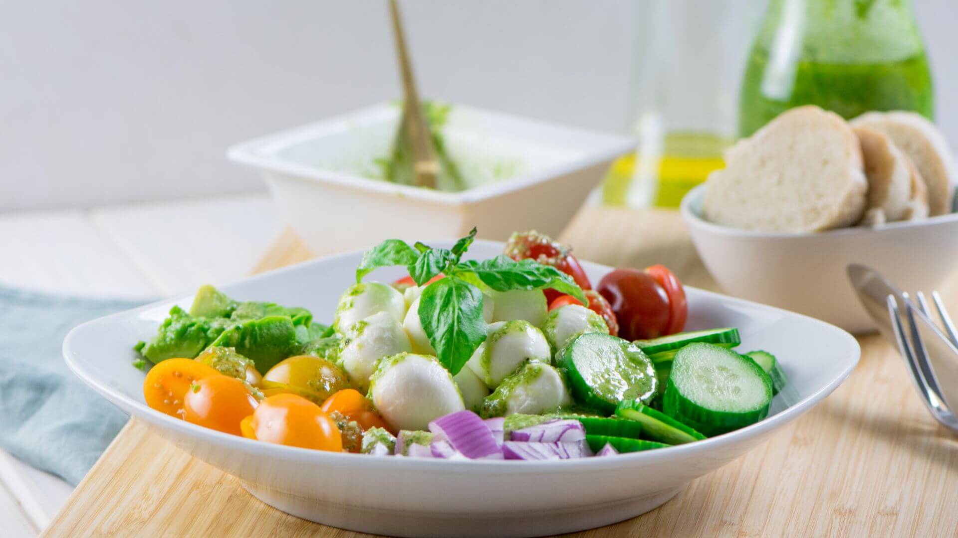 Super leckerer Salat - Avocado Salat mit Mozzarella, Tomate und Pesto Dressing